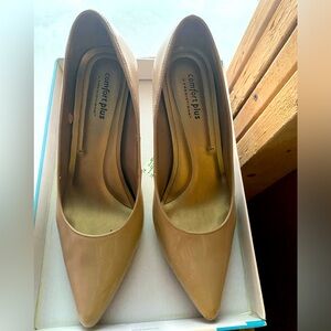 Comfortable Beige heeled pumps